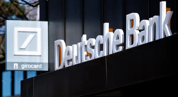 Letras tridimensionales de "Deutsche Bank" y el logo del banco. Buscando deutsche bank reseñas.