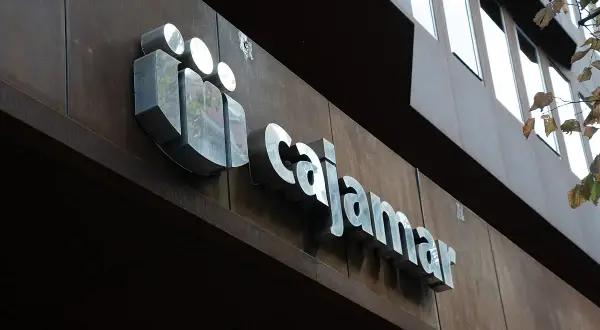Logo metálico de Cajamar Caja Rural en fachada. Buscando cajamar caja rural reseñas para conocer su servicio.