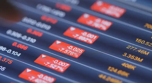 Gráfico de pantalla con datos financieros, mostrando pérdidas en fondos indexados S&P 500.
