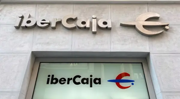 Fachada de Ibercaja con su logo. Buscando Ibercaja banco reseñas para decidir si es tu mejor opción financiera.