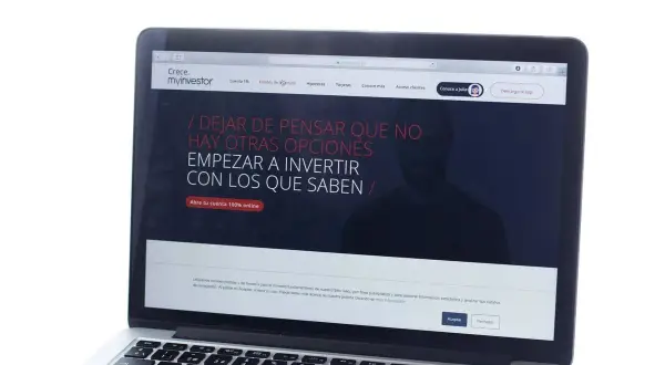 Un portátil muestra la web de myinvestor, invitando a invertir. La cartera metal myinvestor es una opción para gestionar tus finanzas.