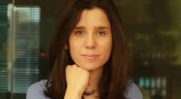 Mireia Badia, con su mano apoyada en la barbilla, mira a la cámara con una expresión serena.
