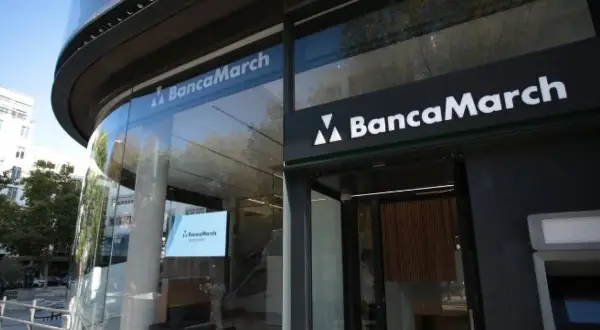 Fachada moderna de Banca March. Las opiniones sobre sus servicios financieros son variadas.