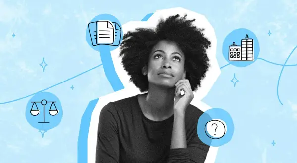 Mujer pensando en los requisitos para crear empresa online: documentos, edificios, balanza y signo de interrogación.