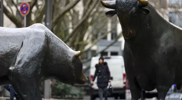 Esculturas de toro y oso, símbolos de la bolsa. Un día para invertir en corto o largo, la decisión es tuya.