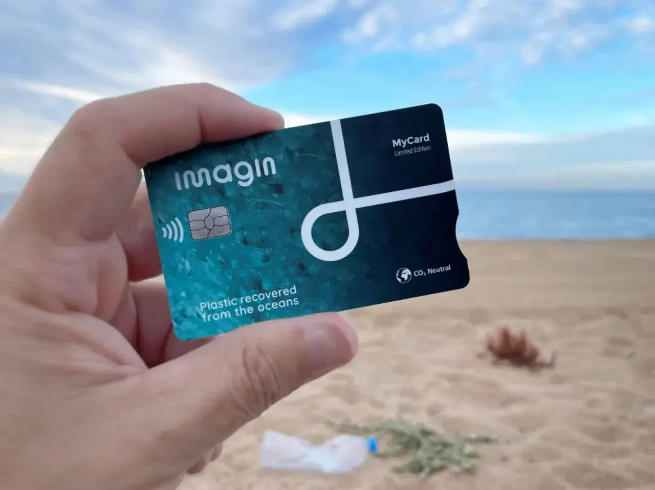 Tarjeta Imagin con plástico recuperado del océano. Buenas imaginbank opiniones sobre su compromiso ecológico.