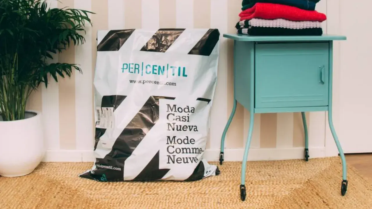 Bolsa de Percentil con "Moda Casi Nueva". Descubre como funciona Percentil para vender tu ropa.