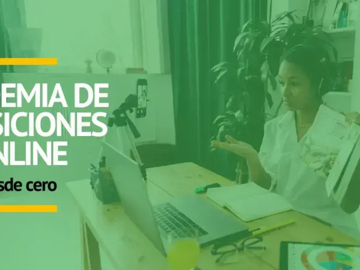 Mujer explicando cómo montar una academia online desde cero, con laptop, celular en trípode y materiales de estudio.