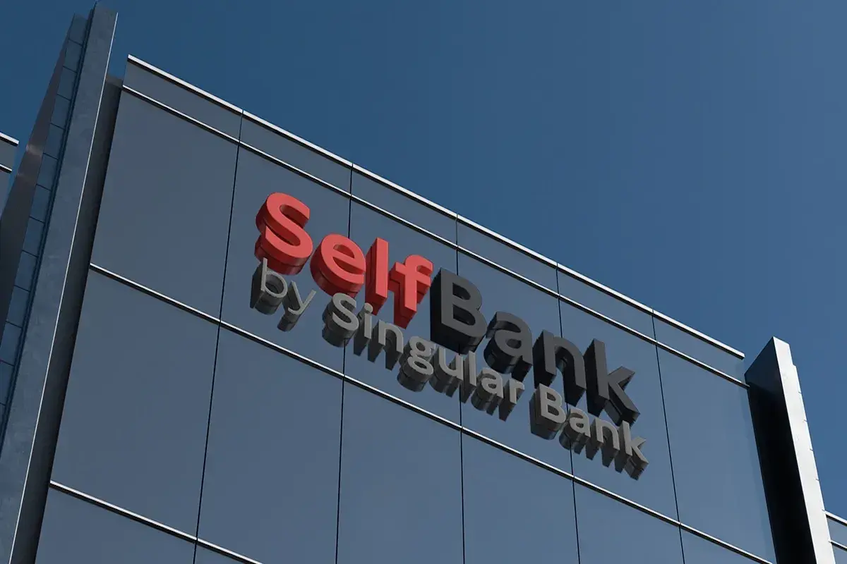 Edificio moderno con el logo "Self Bank by Singular Bank". Buscando **self bank opiniones** para tu futuro financiero.
