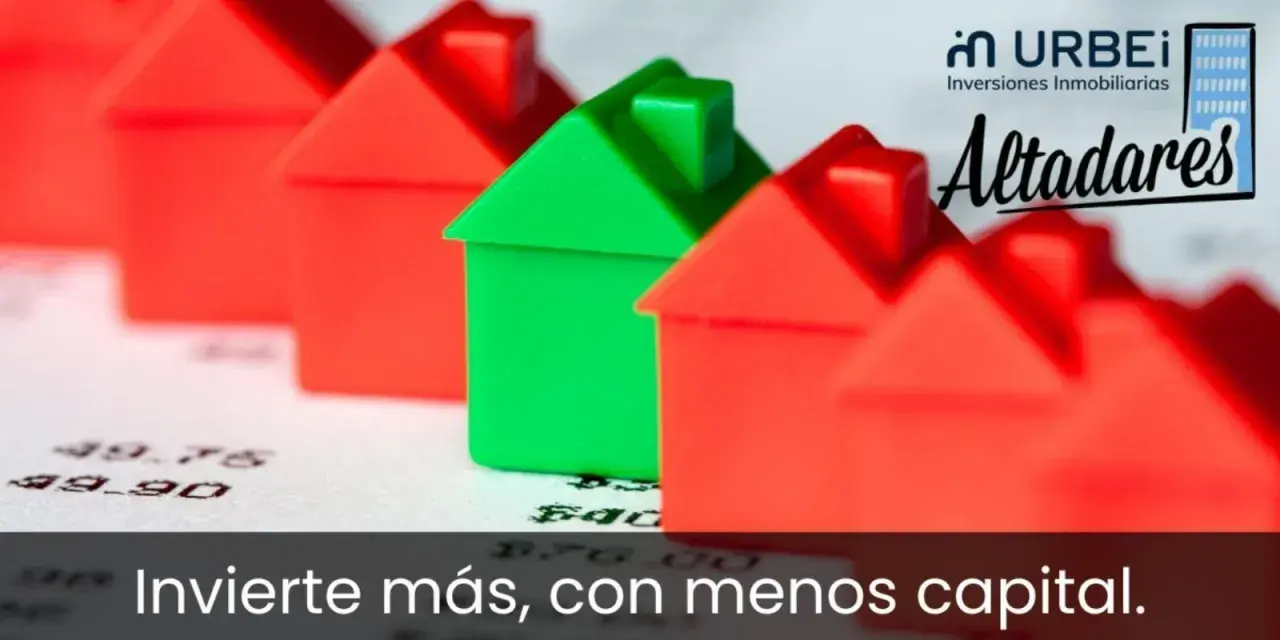 Casas de juguete rojas y verdes sobre un documento financiero. La imagen promueve invertir con apalancamiento, sugiriendo maximizar ganancias con menor capital.