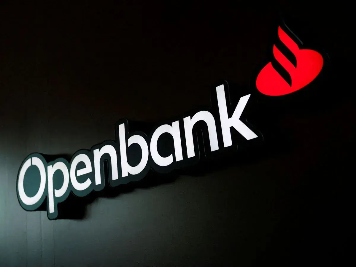 Logo de Openbank en blanco y negro con el icónico Santander rojo. Buscando opiniones Openbank.