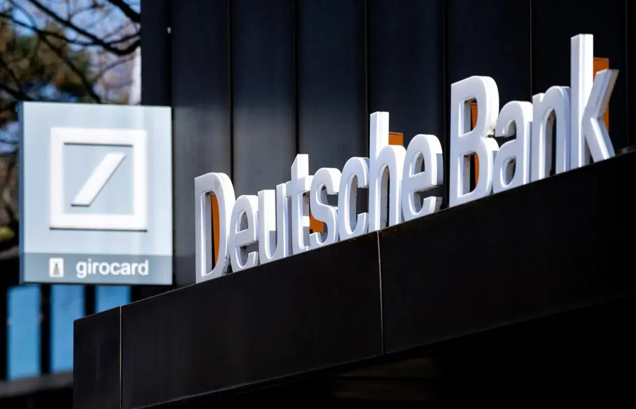 Letras tridimensionales de "Deutsche Bank" y el logo del banco. Buscando deutsche bank reseñas.