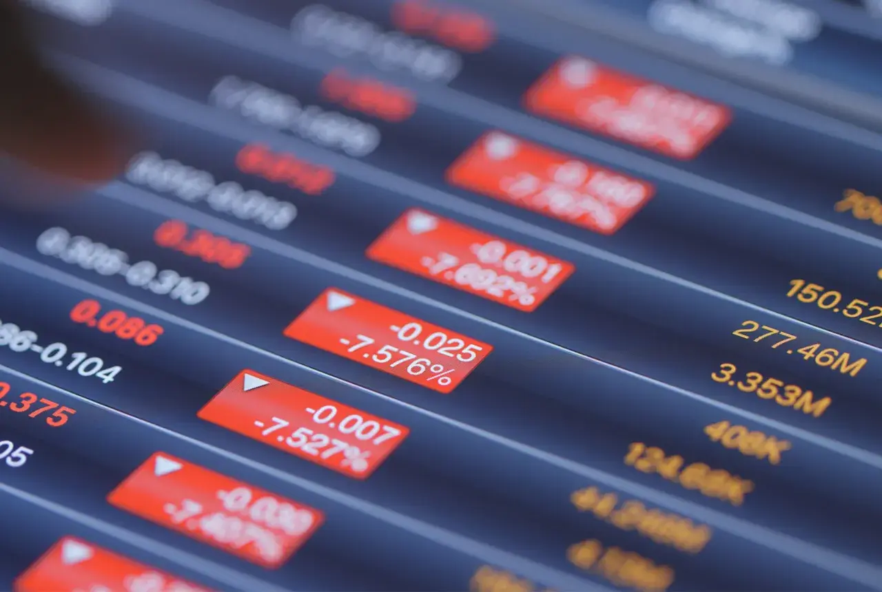 Gráfico de pantalla con datos financieros, mostrando pérdidas en fondos indexados S&P 500.