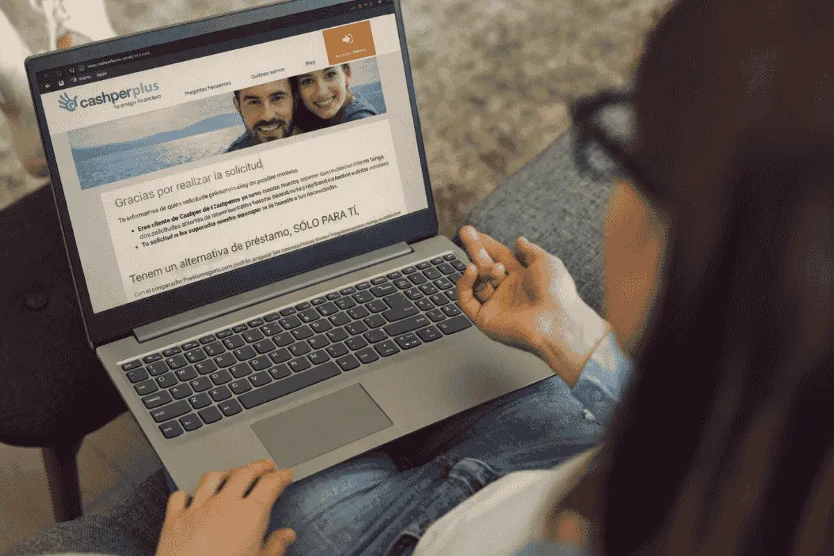 Laptop muestra web de Cashperplus con mensaje de agradecimiento. Buscando "cashperplus opiniones" para tomar una decisión.