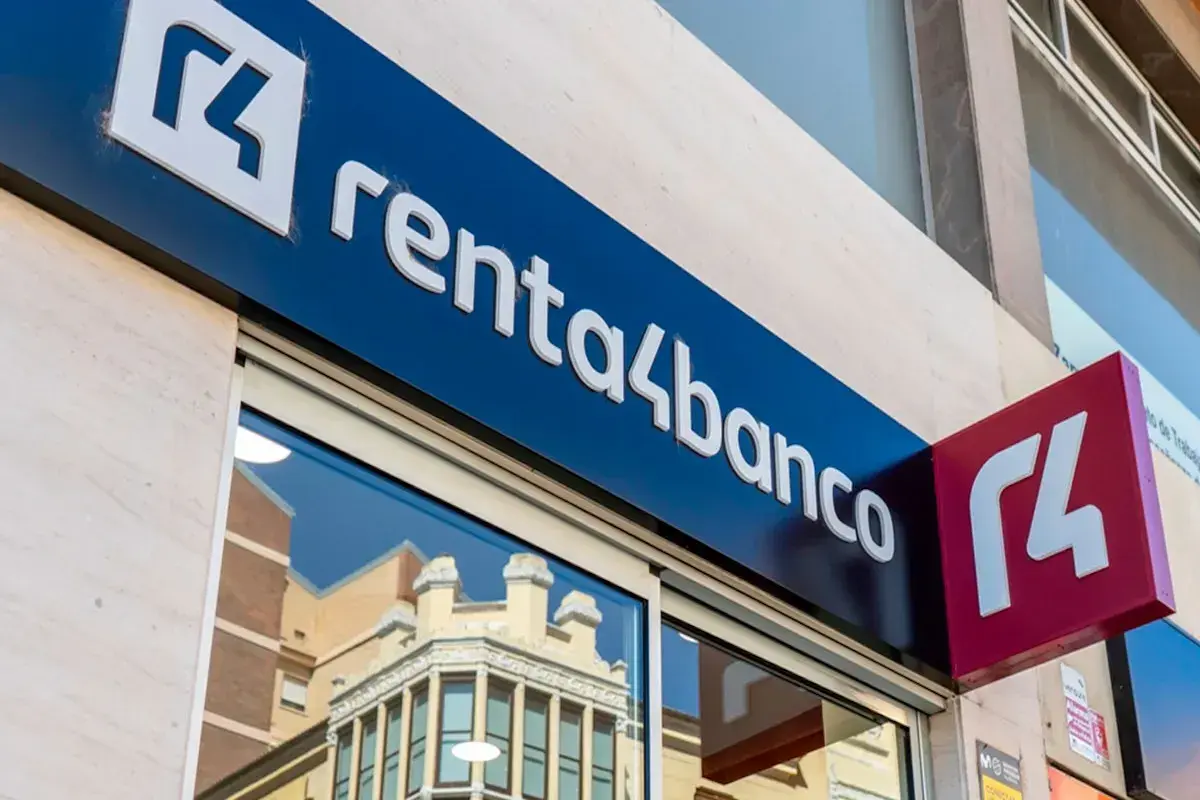 Fachada de Renta 4 Banco. Buscando opiniones sobre sus servicios financieros.