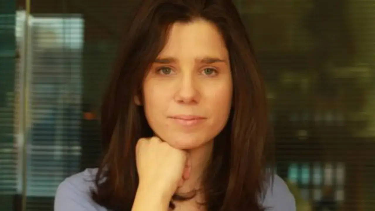 Mireia Badia, con su mano apoyada en la barbilla, mira a la cámara con una expresión serena.