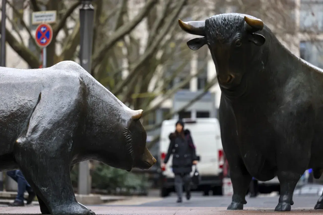 Esculturas de toro y oso, símbolos de la bolsa. Un día para invertir en corto o largo, la decisión es tuya.