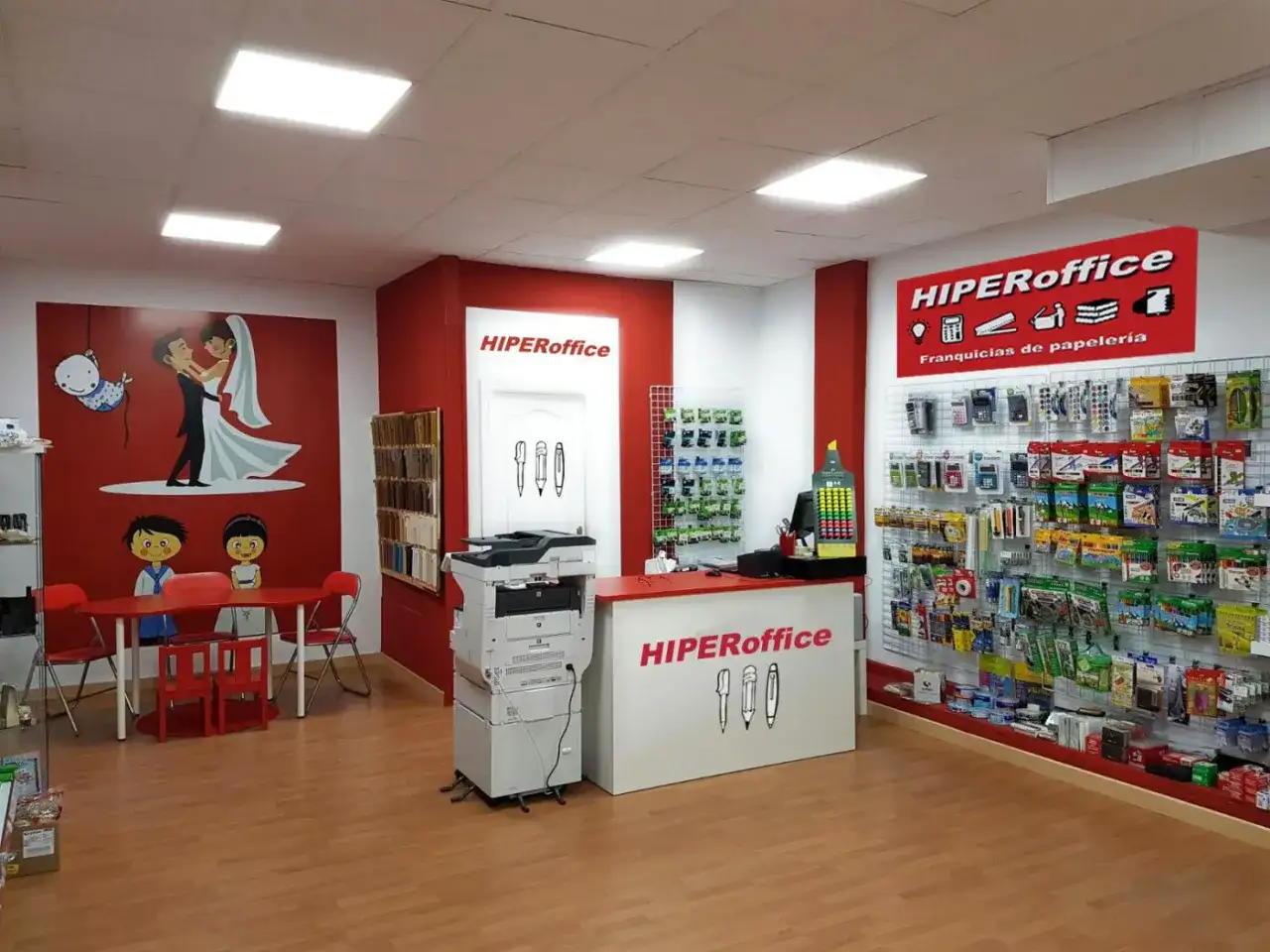 Interior de una papelería "HIPERoffice" con estanterías llenas de productos, un mostrador y decoraciones. ¡Un lugar ideal para ideas de negocios!
