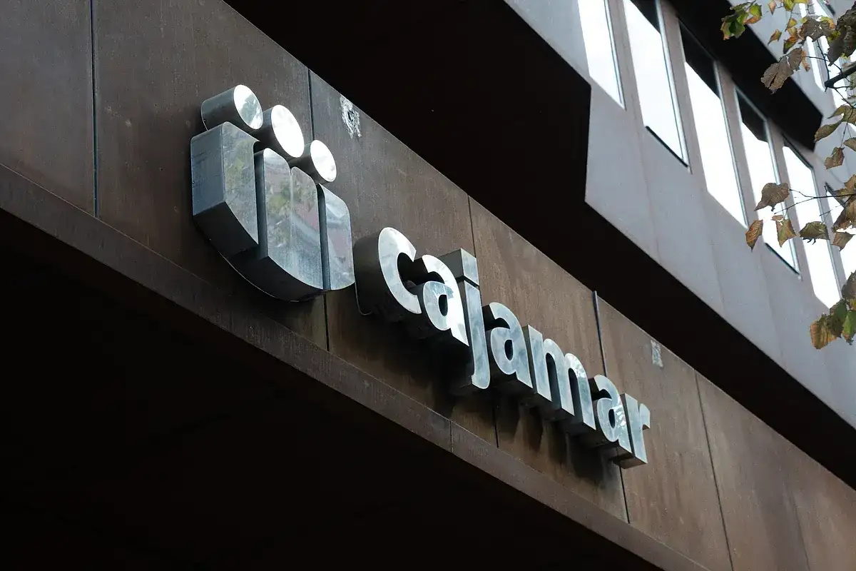 Logo metálico de Cajamar Caja Rural en fachada. Buscando cajamar caja rural reseñas para conocer su servicio.