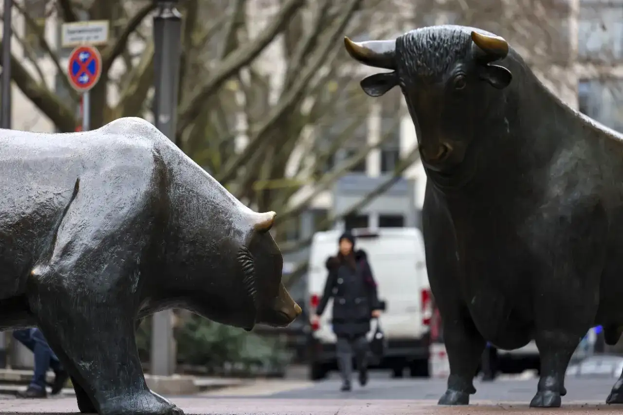Esculturas de toro y oso, símbolos de la bolsa. Un día para invertir en corto o largo, la decisión es tuya.