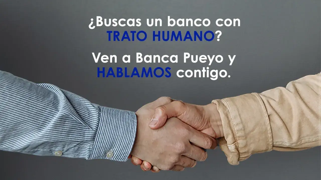 Manos estrech&aacute;ndose, s&iacute;mbolo de confianza. Las opiniones sobre Banca Pueyo destacan su trato humano. &iexcl;Ven y hablamos contigo!