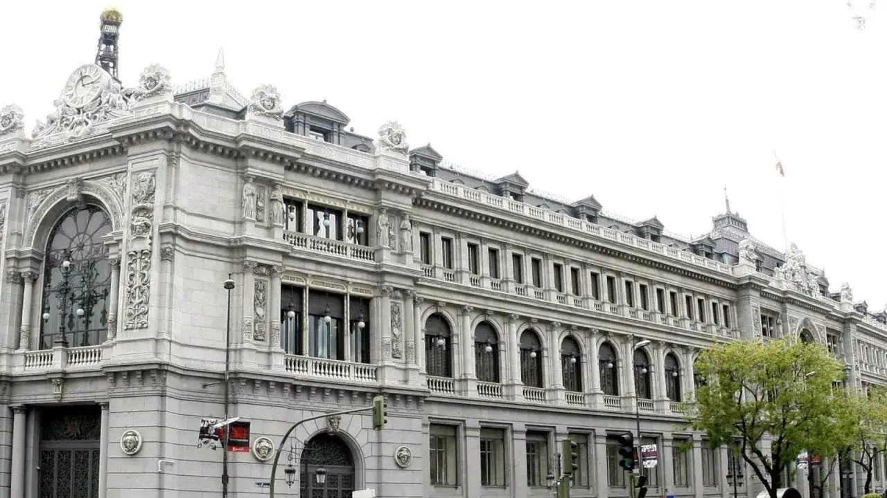 Edificio histórico en Madrid, sede del Banco de España. Buscando banco Madrid opiniones, este lugar inspira confianza.