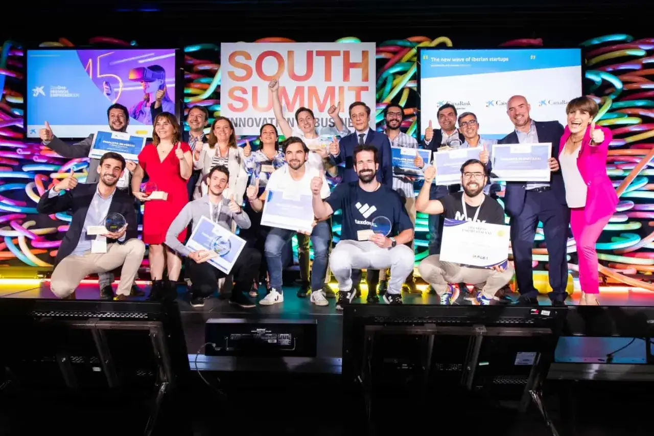 Ganadores de South Summit celebran con premios. Busco inversores privados para mi startup innovadora.