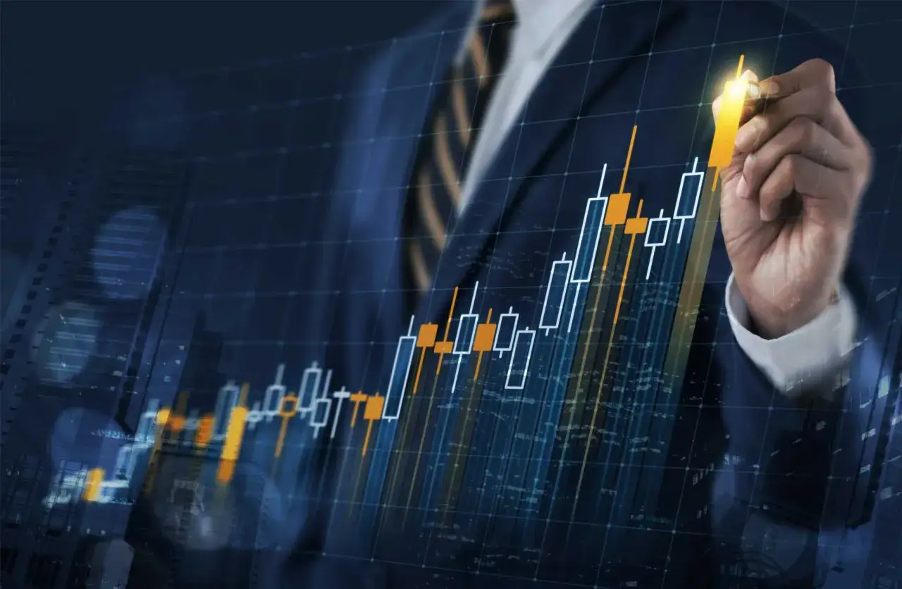Hombre de traje dibuja gráfico ascendente, símbolo de negocios exitosos y crecimiento financiero.