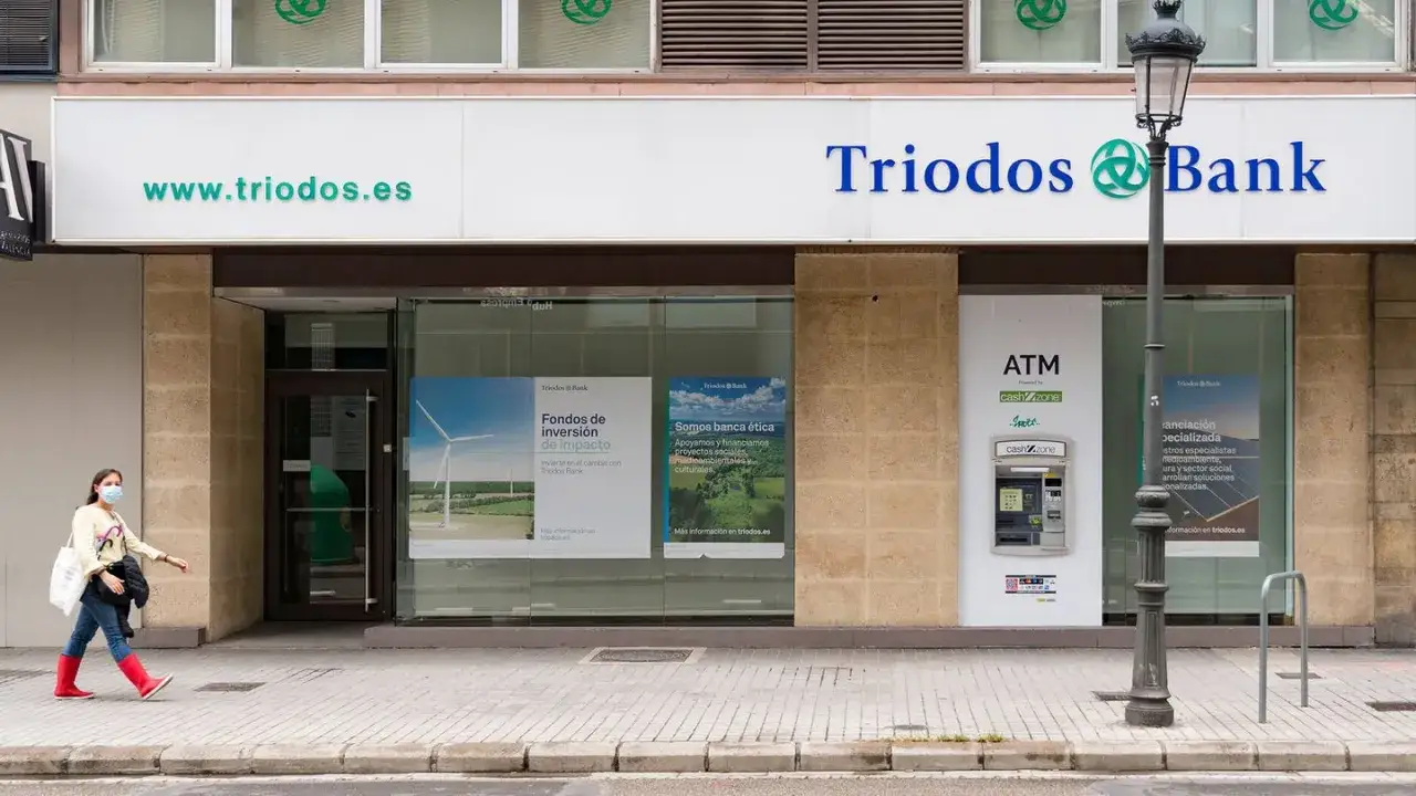 Fachada de Triodos Bank, con carteles sobre fondos de inversi&oacute;n y banca &eacute;tica. Las opiniones sobre Triodos Bank son positivas.