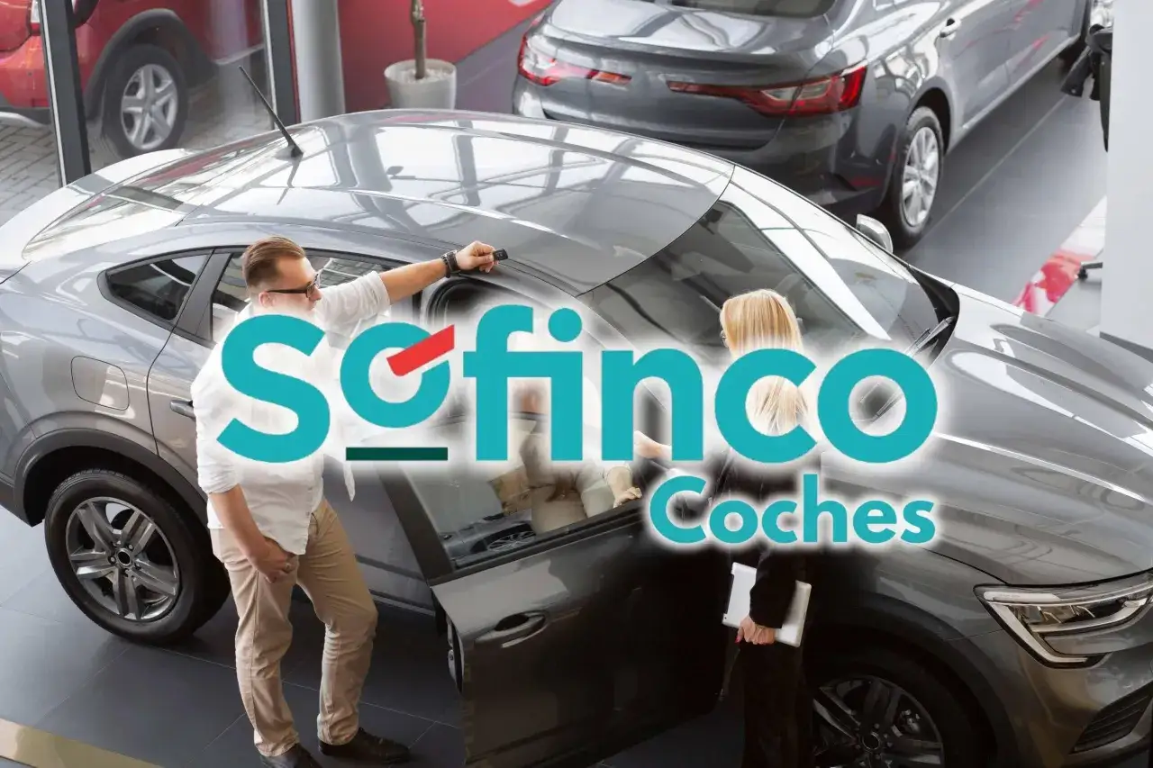 Un hombre muestra un coche a una mujer en un concesionario. El logo de Sofinco Coches aparece superpuesto.
