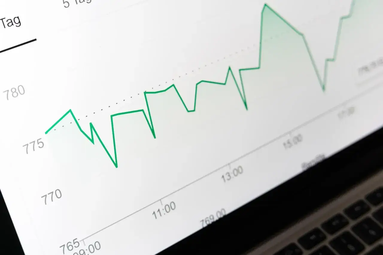 Gráfico de línea verde muestra fluctuaciones. Ideal para entender cómo invertir en bolsa en España y analizar tendencias.
