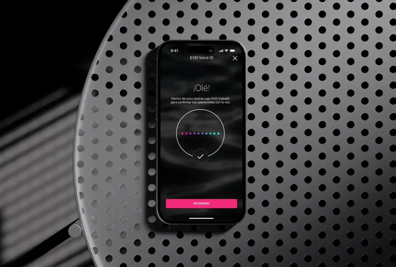 Tel&eacute;fono muestra app EVO Voice ID, para confirmar operaciones con la voz. &iexcl;Genial! Las opiniones sobre EVO Banco son positivas.