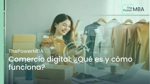 Joven sonríe usando su móvil, rodeada de paquetes y ropa. Iconos de comercio digital flotan, explicando qué es y cómo funciona.