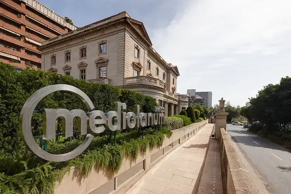 Edificio Mediolanum con su logo. Buscando banco Mediolanum opiniones, encuentras esta sede elegante.