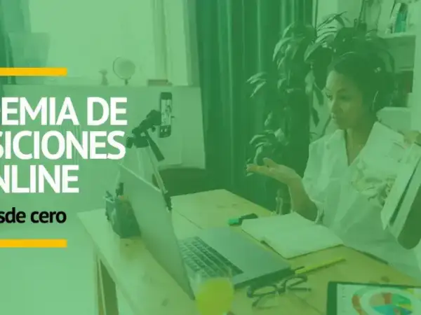 Mujer explicando cómo montar una academia online desde cero, con laptop, celular en trípode y materiales de estudio.