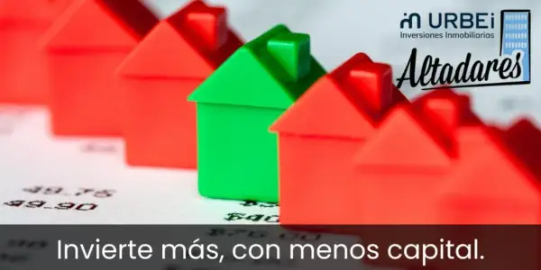 Casas de juguete rojas y verdes sobre un documento financiero. La imagen promueve invertir con apalancamiento, sugiriendo maximizar ganancias con menor capital.