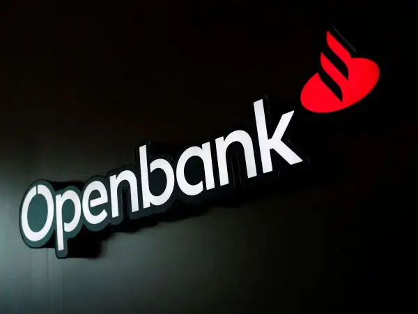 Logo de Openbank en blanco y negro con el icónico Santander rojo. Buscando opiniones Openbank.