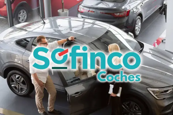 Un hombre muestra un coche a una mujer en un concesionario. El logo de Sofinco Coches aparece superpuesto.