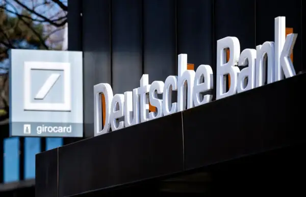 Letras tridimensionales de "Deutsche Bank" y el logo del banco. Buscando deutsche bank reseñas.
