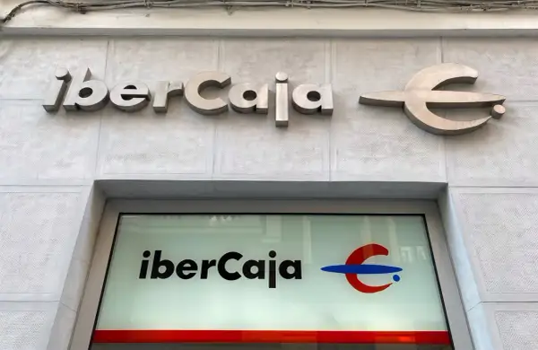 Fachada de Ibercaja con su logo. Buscando Ibercaja banco reseñas para decidir si es tu mejor opción financiera.