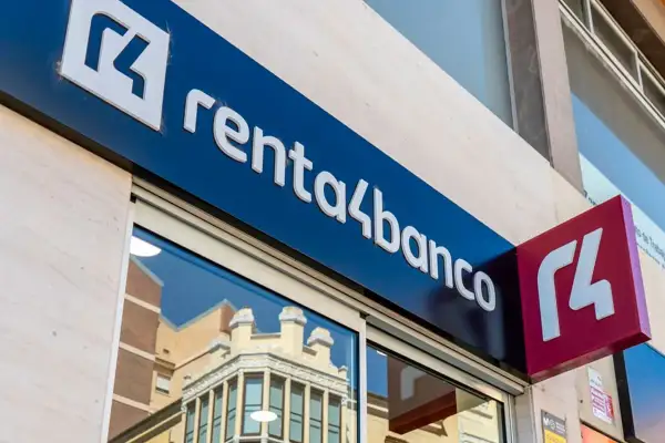 Fachada de Renta 4 Banco. Buscando opiniones sobre sus servicios financieros.