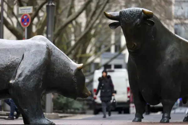 Esculturas de toro y oso, símbolos de la bolsa. Un día para invertir en corto o largo, la decisión es tuya.