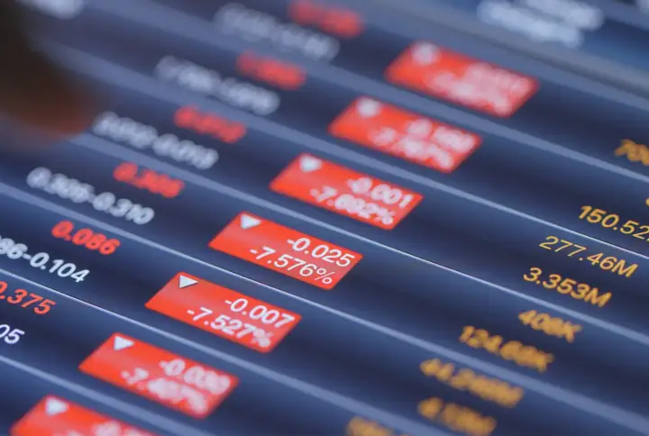 Gráfico de pantalla con datos financieros, mostrando pérdidas en fondos indexados S&P 500.
